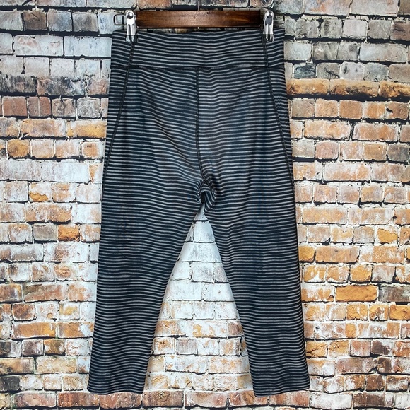 Under Armour Striped Crop Leggings - Picture 2 of 5